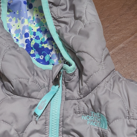 The North Face Gray and Teal 2-Sided Toddler Puffer Jacket - Picture 7 of 10